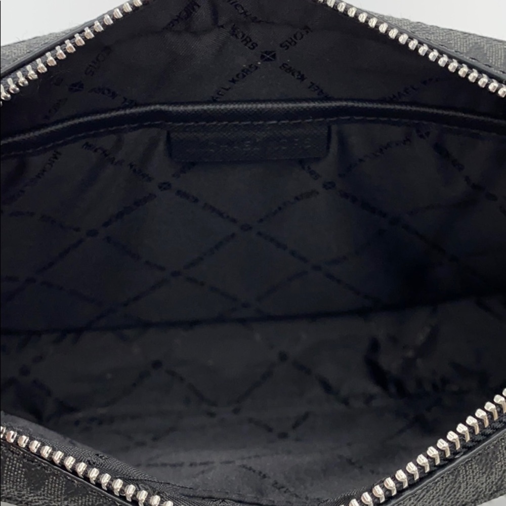 MICHAEL KORS LARGE EW ZP CHAIN XBODY BLACK SIGNATR - Picture 14 of 16